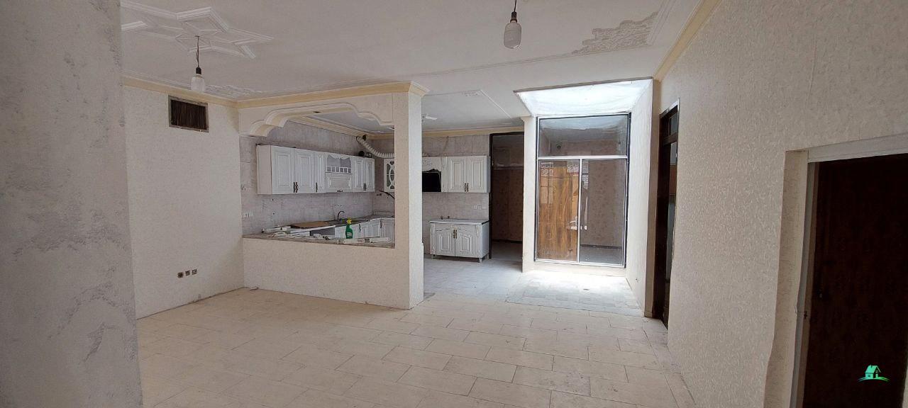 کد14180 (خانه ویلایی 300متری همراه با مغازه خیابان جی)